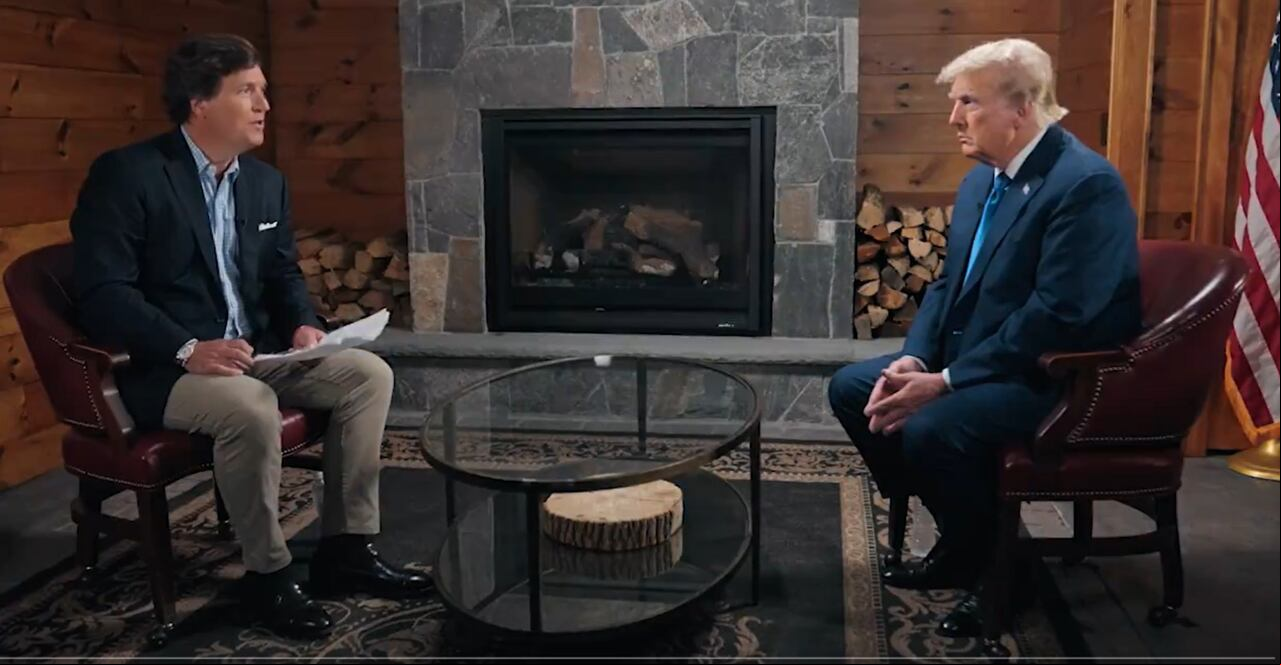 Donald Trump en conversación con Tucker Carlson.