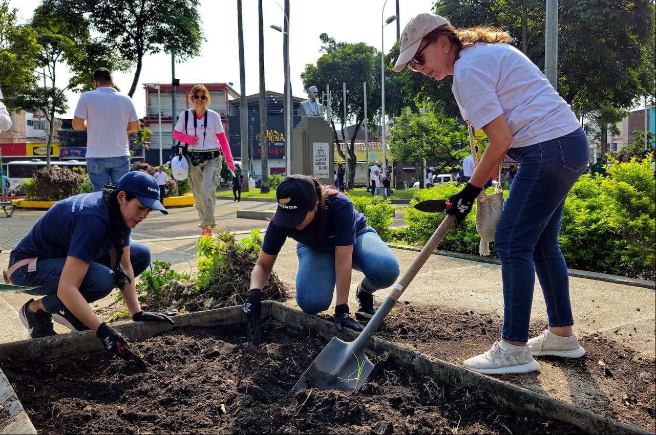 Una nueva jornada de embellecimiento de las calles de Cali se realizó este miércoles en el Parque Alameda, donde autoridades y ciudadanos sembraron árboles, pintaron el lugar e instalaron juegos para los niños.