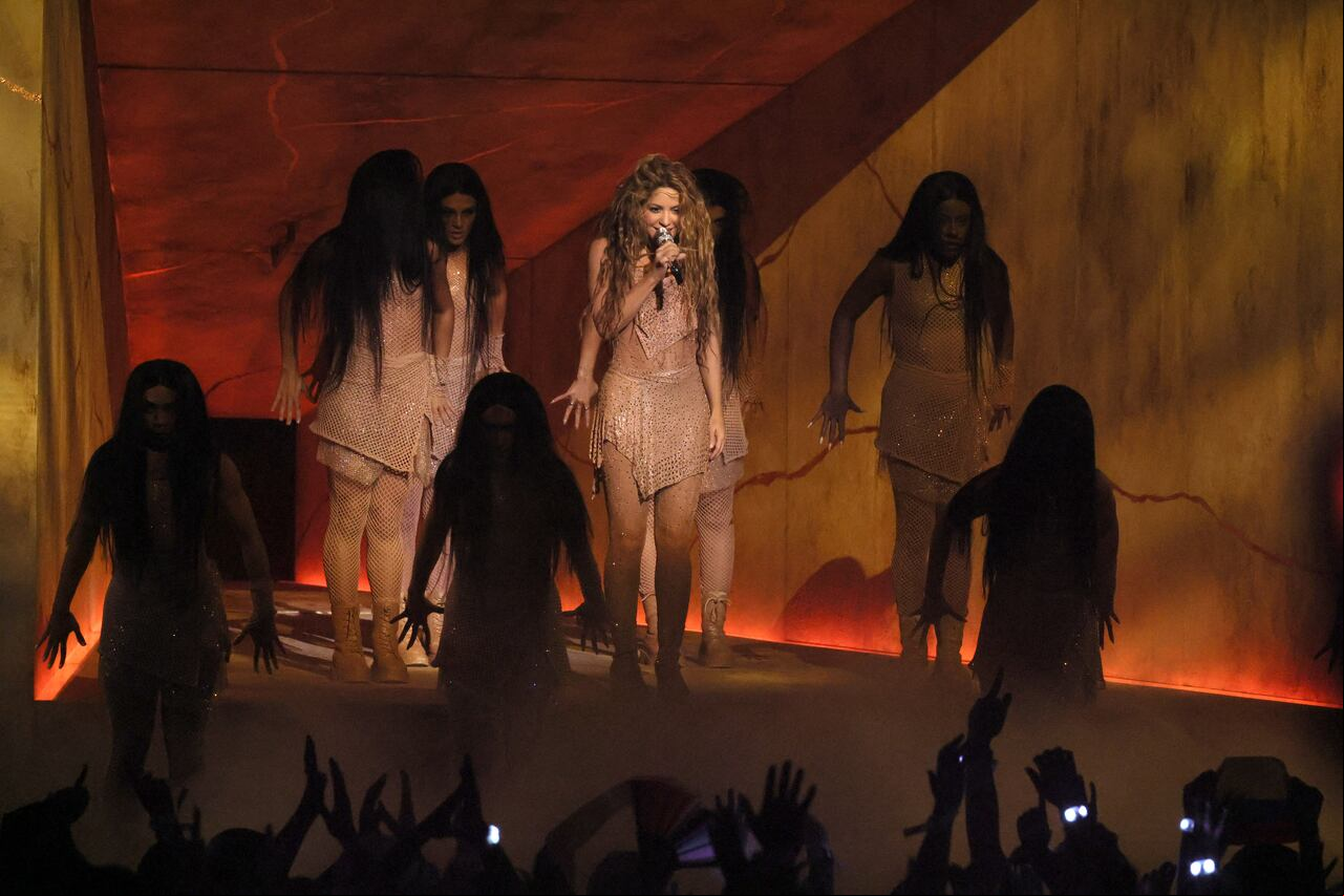 La homenajeada Shakira aceptó el premio Michael Jackson Video Vanguard en el escenario durante los MTV Video Music Awards 2023 en el Prudential Center.