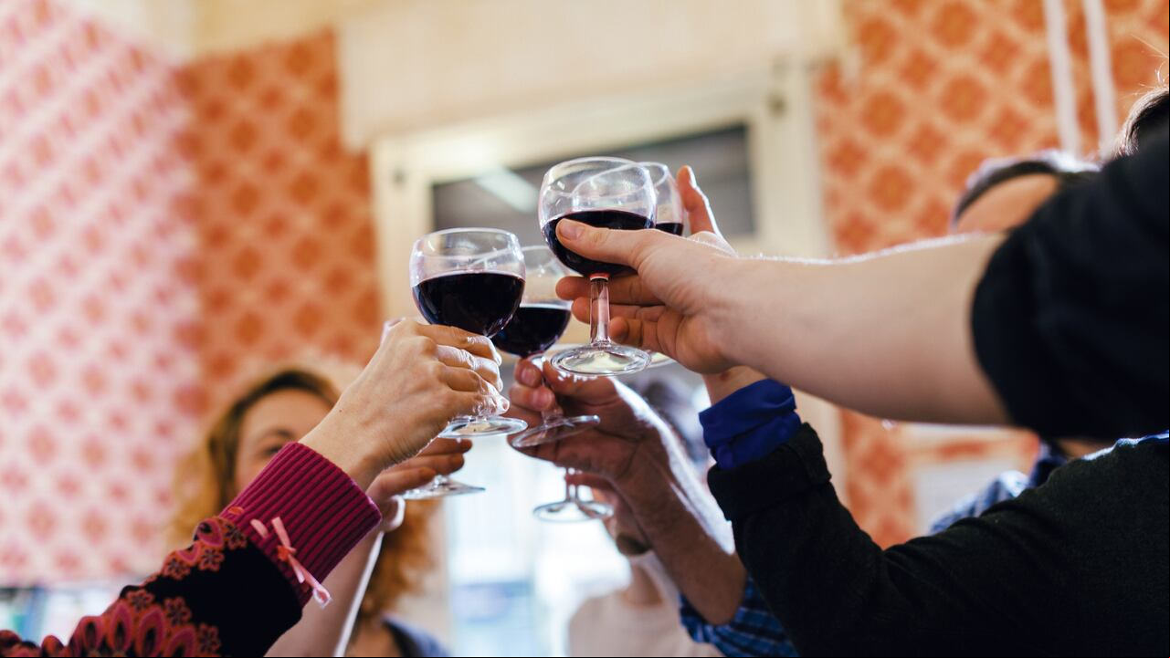 ¡Información importante! Aquí le explicamos paso a paso cómo puede eliminar las manchas de vino tinto de la ropa utilizando sal.
