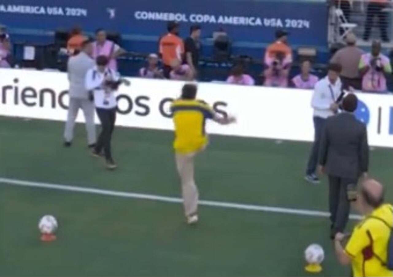 Colombiano despitado devolvió balón oficial de la Copa América 2024.