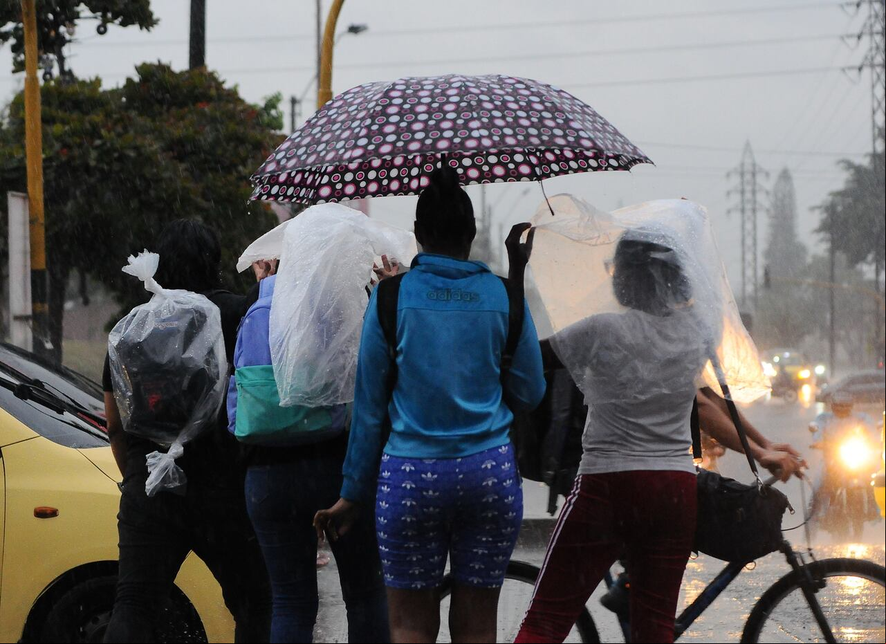 Cali: Un fuerte aguacero caído en la tarde de hoy en la ciudad género gran congestión vehicular en ciertos sectores. La lluvia se presentó más fuerte en el centro de Cali. Foto José L Guzmán. El País. Julio 7-23
