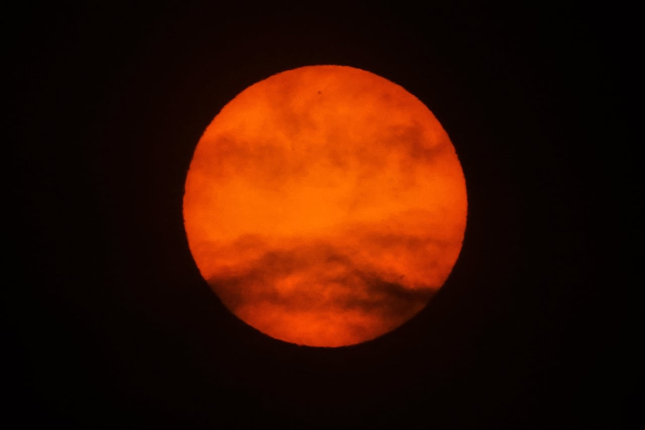 Desde el pasado 14 de mayo, la NASA, reportó una tormenta solar que chocará contra la Tierra. Esta actividad inusual, que consiste en la expulsión de material de la superficie del sol, llevó a la Aeronáutica Civil a advertir que podría haber cambios en los vuelos. Esta situación, se extendería hasta el 25 de mayo, aproximadamente. La NASA también advirtió que este fenómeno solar podría provocar apagones y cortes de radio e internet en la Tierra. Foto JORGE OROZCO.
