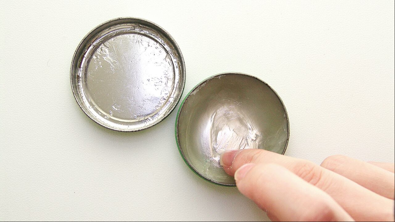 Descubra cómo este ungüento puede aportar una nueva perspectiva en el tratamiento y mantenimiento de las uñas.