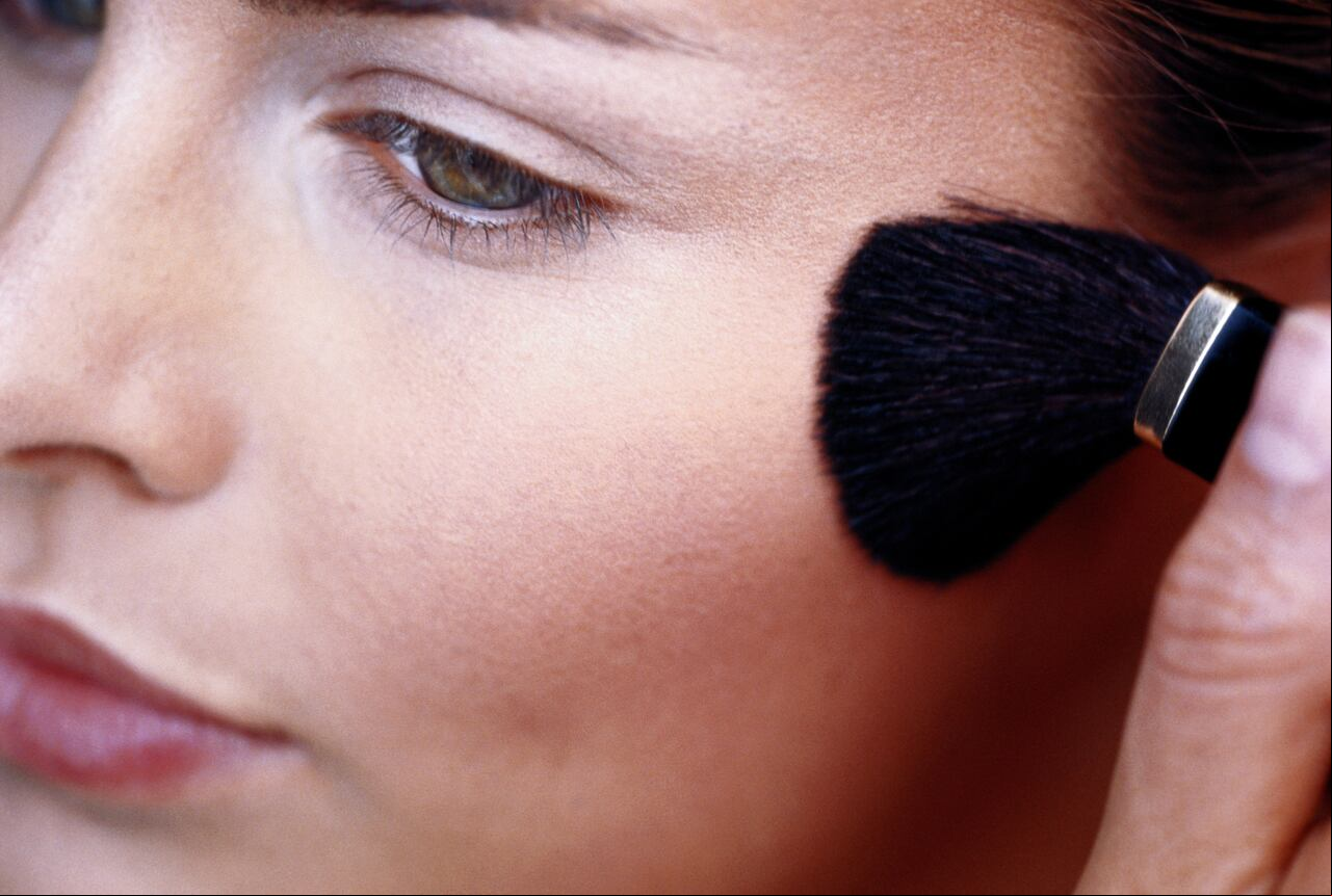 Maquilladores expertos aconsejan sobre el colorete ideal para una apariencia fresca y rejuvenecida.