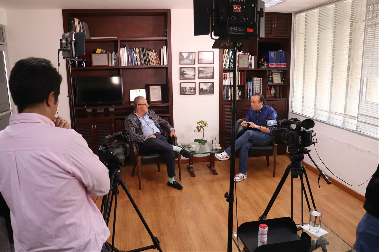ALEJANDRO EDER EN ENTREVISTA CON DIEGO MARTÍNEZ LLOREDA PARA EL PROGRAMA AL BANQUILLO CON MARTILLO.