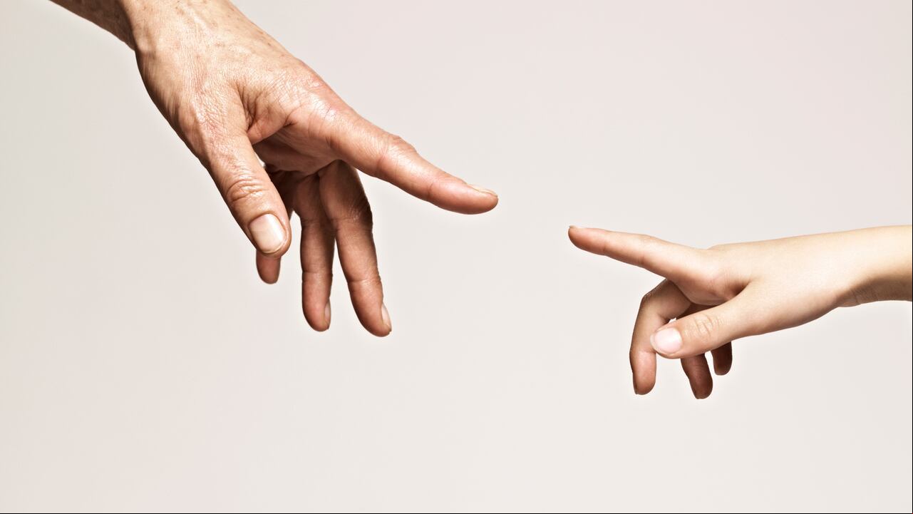 La traición percibida durante la infancia puede generar desconfianza y control en la vida adulta, dificultando la capacidad para establecer relaciones de confianza y delegar responsabilidades.