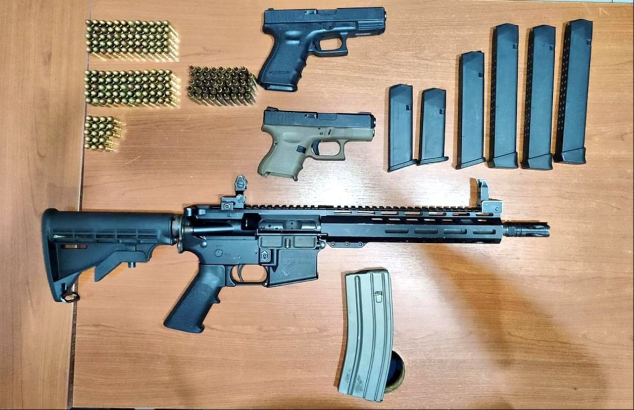 Este es el armamento incautado por la Policía Nacional de Ecuador tras la detención de los dos sospechosos