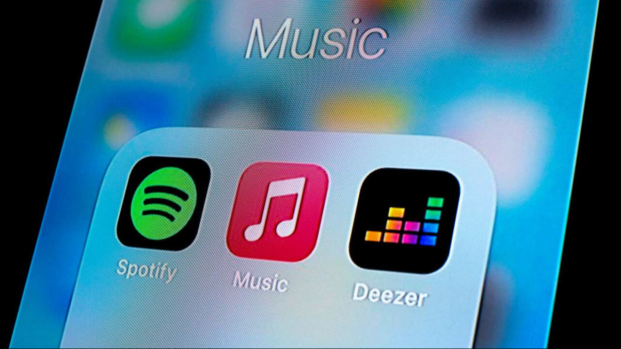 Spotify y Deezer se enfrentan en una batalla de plataformas de streaming, diferenciándose notablemente en la variedad de sus bibliotecas musicales y la calidad del sonido que ofrecen a sus s.