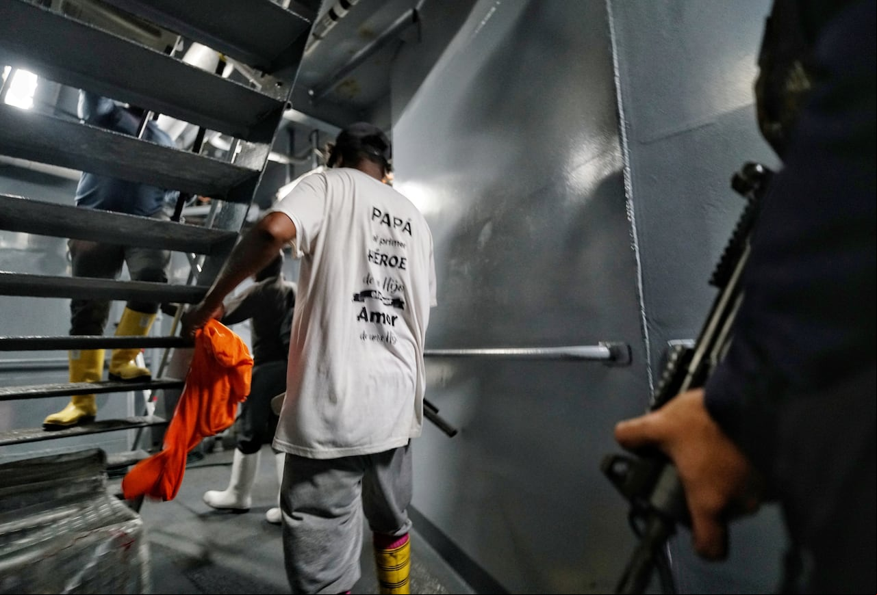 Dos toneladas de pesca ilegal y 17 peces en vía de extinción fueron incautadas por la Armada en aguas del Pacífico. Tres ciudadanos ecuatorianos fueron capturados y llevados al puerto de Buenaventura. Foto Jorge Orozco/ El Pais