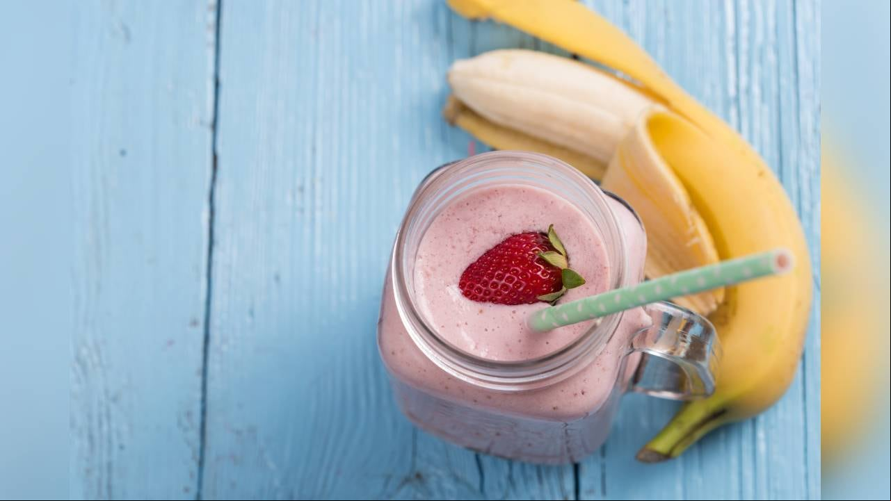 El banano es es una gran fuente de fibra y las fresas contienen potasio, vitamina C, B, y ácido fólico. Foto: Getty images.