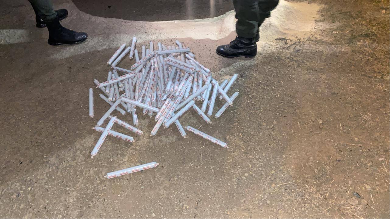 Explosivos y material para minería ilegal fueron incautados en zona rural de Cali.