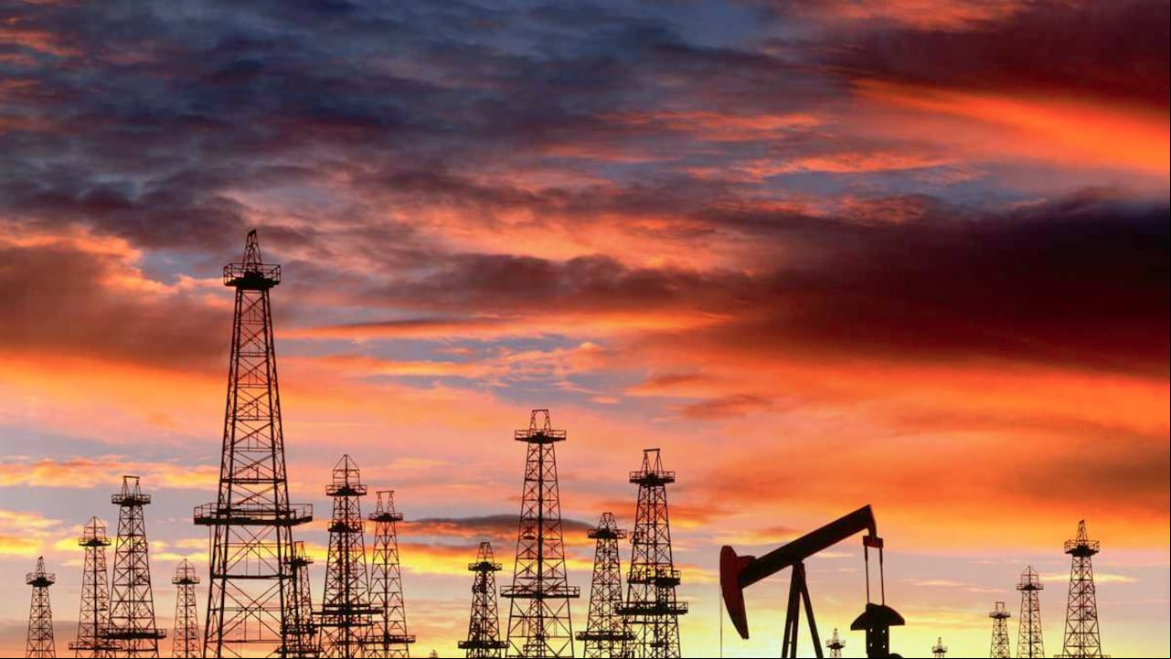 Producción de petróleo al alza o a la baja. La decisión que salva o ahoga al mundo.