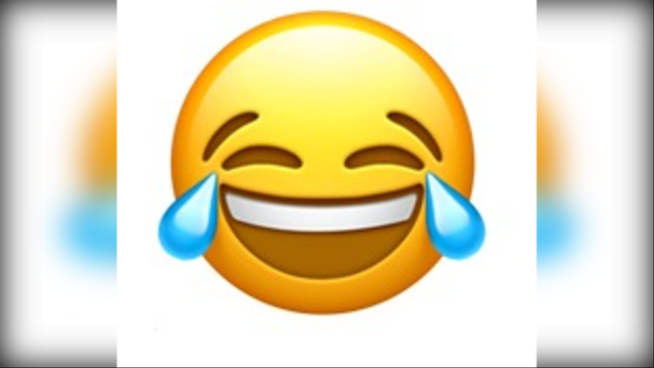 Emoji de rostro llorando de la risa - Montaje El País