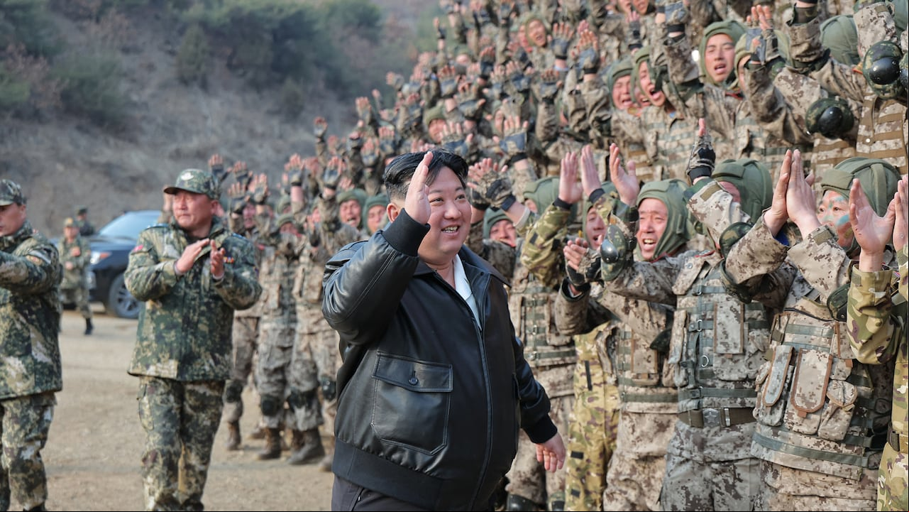 Esta fotografía tomada el 15 de marzo de 2024 y publicada por la Agencia Central de Noticias Coreana (KCNA) oficial de Corea del Norte el 16 de marzo muestra al líder norcoreano Kim Jong Un (C) inspeccionando un ejercicio de entrenamiento del Ejército Popular de Corea en un lugar no revelado en Corea del Norte.