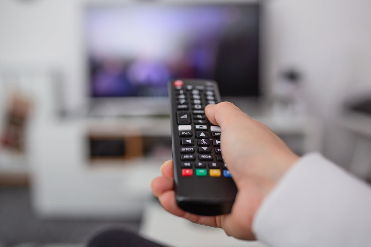 El control remoto de Smart TV revela su versatilidad a través de los botones de colores.