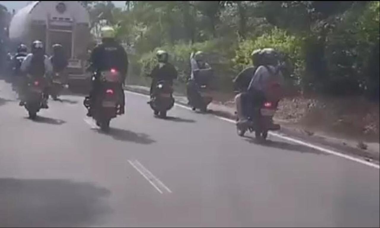 Motociclistas ayudaron al conductor del tractocamión que iba a ser atacado por un polizón.