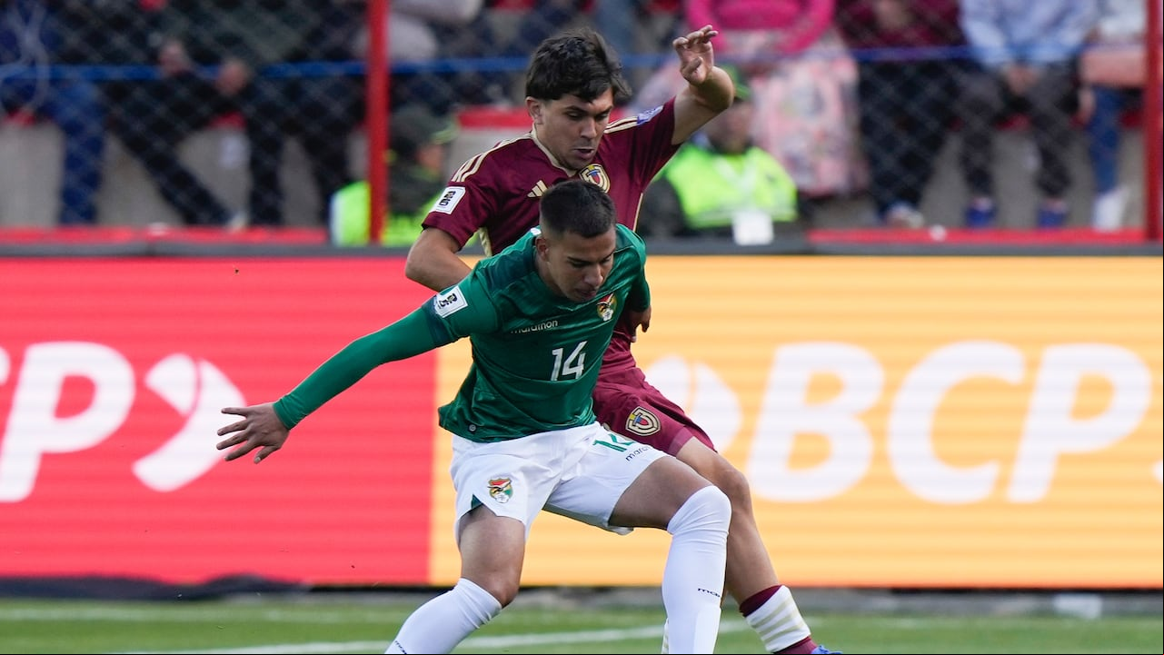 El boliviano Robson Matheus controla el balón desafiado por el venezolano Jon Aramburu durante un partido de clasificación para la Copa Mundial de la FIFA 2026 en el estadio Municipal de Villa Ingenio en El Alto, Bolivia, el jueves 5 de septiembre de 2024. (Foto AP/Juan Karita)