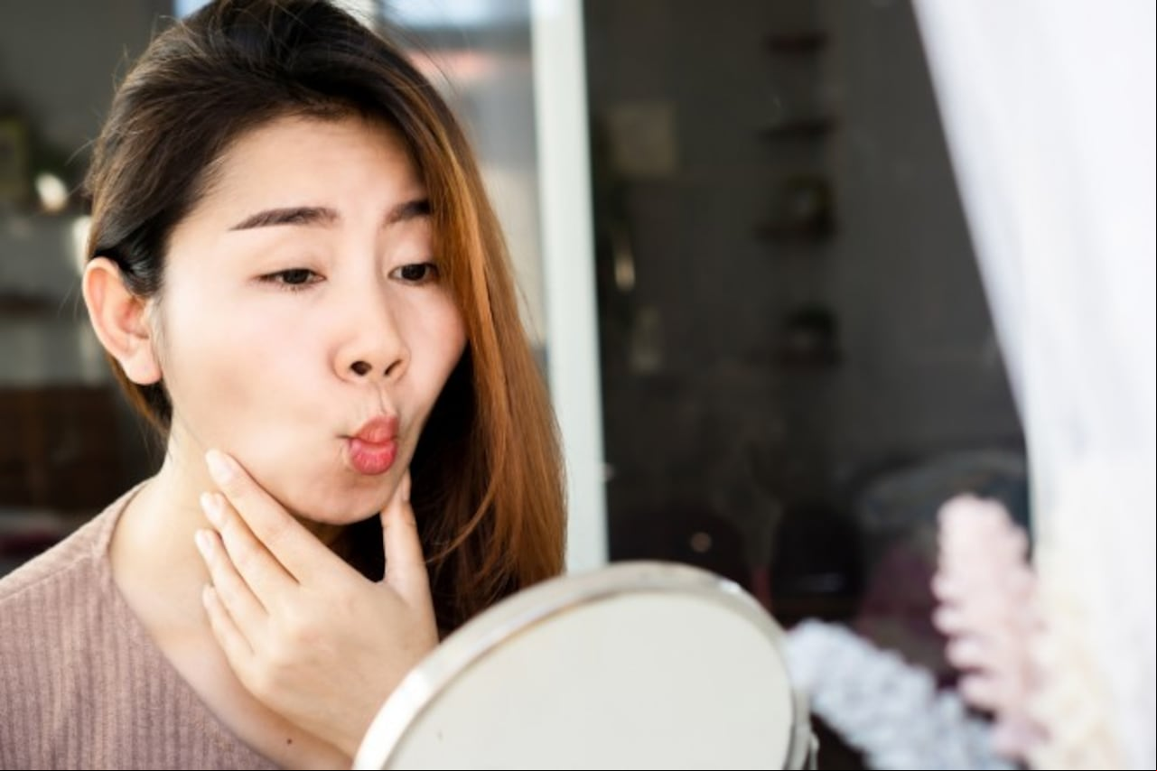 Ejercicio facial para reducir la papada y los cachetes