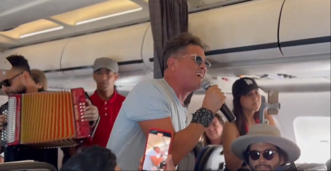 Carlos Vives entregó tremenda serenata a pasajeros de un avión.