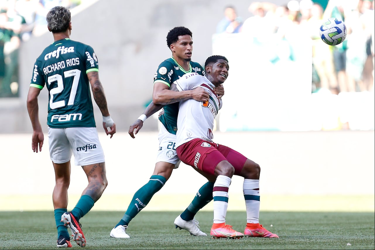 SAO PAULO, BRASIL - 3 DE DICIEMBRE: Murilo Cerqueira (C) de Palmeiras compite por el balón con Yony González (R) de Fluminense durante un partido entre Palmeiras y Fluminense como parte de la Serie Brasileirao A 2023 en Allianz Parque el 3 de diciembre de 2023 en São Paulo, Brasil. (Foto de Ricardo Moreira/Getty Images)