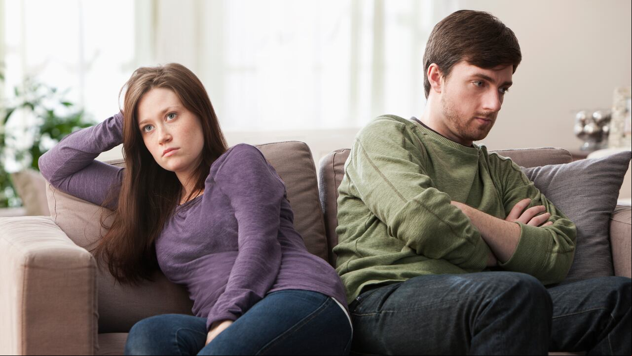 Pareja caucásica discutiendo en el sofá, pareja peleando, pareja discutiendo, pareja brava. pelea de pareja