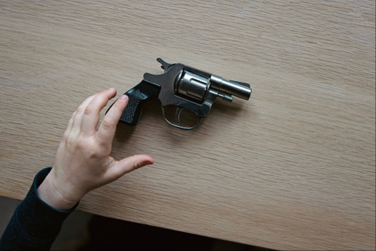 Otra menor también se disparó en una de sus manos.