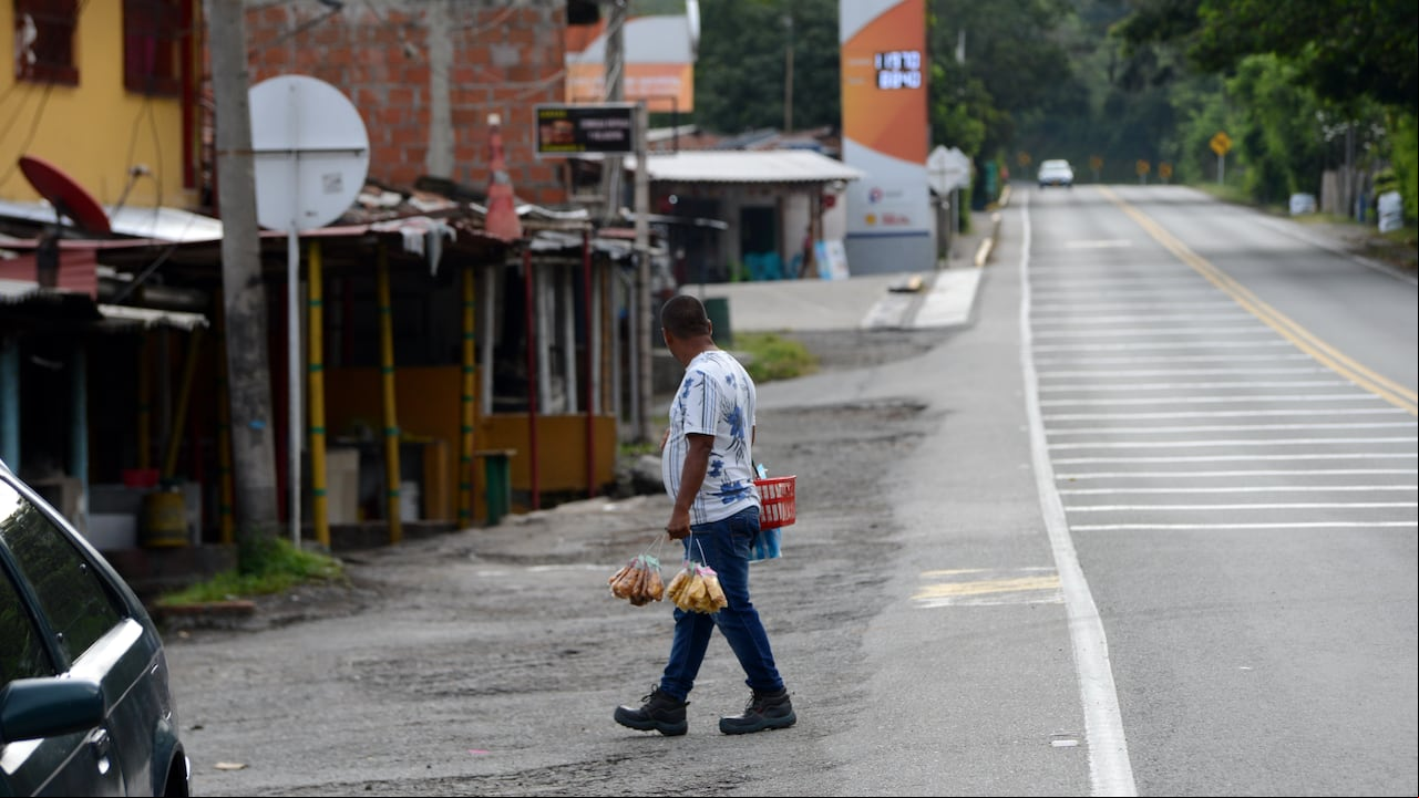 Valle del Cauca: A un mes de la caída del puente del Alambrado, habitantes y comerciantes viven una crisis económica que los ha llevado a cerrar los negocios que dependen del sector del trasporte y la carretera por lo desolado que se encuentra la vía que conduce al puente sobre el río la vieja y que comunica a los departamentos del Quindío y Valle del Cauca, Foto José L Guzmán. EL País
A un mes de la caída del puente del Alambrado, habitantes y comerciantes viven una crisis económica que los ha llevado a cerrar los negocios que dependen del sector del trasporte y la carretera por lo desolado que se encuentra la vía que conduce al puente sobre el río la vieja y que comunica a los departamentos del Quindío y Valle del Cauca, Foto José L Guzmán. EL País
A un mes de la caída del Puente del Alambrado, habitantes y comerciantes viven una crisis económica que los ha llevado a cerrar los negocios que dependen del sector del trasporte y la carretera por lo desolado que se encuentra la vía que conduce al puente sobre el río La Vieja y que comunica a los departamentos del Quindío y Valle del Cauc