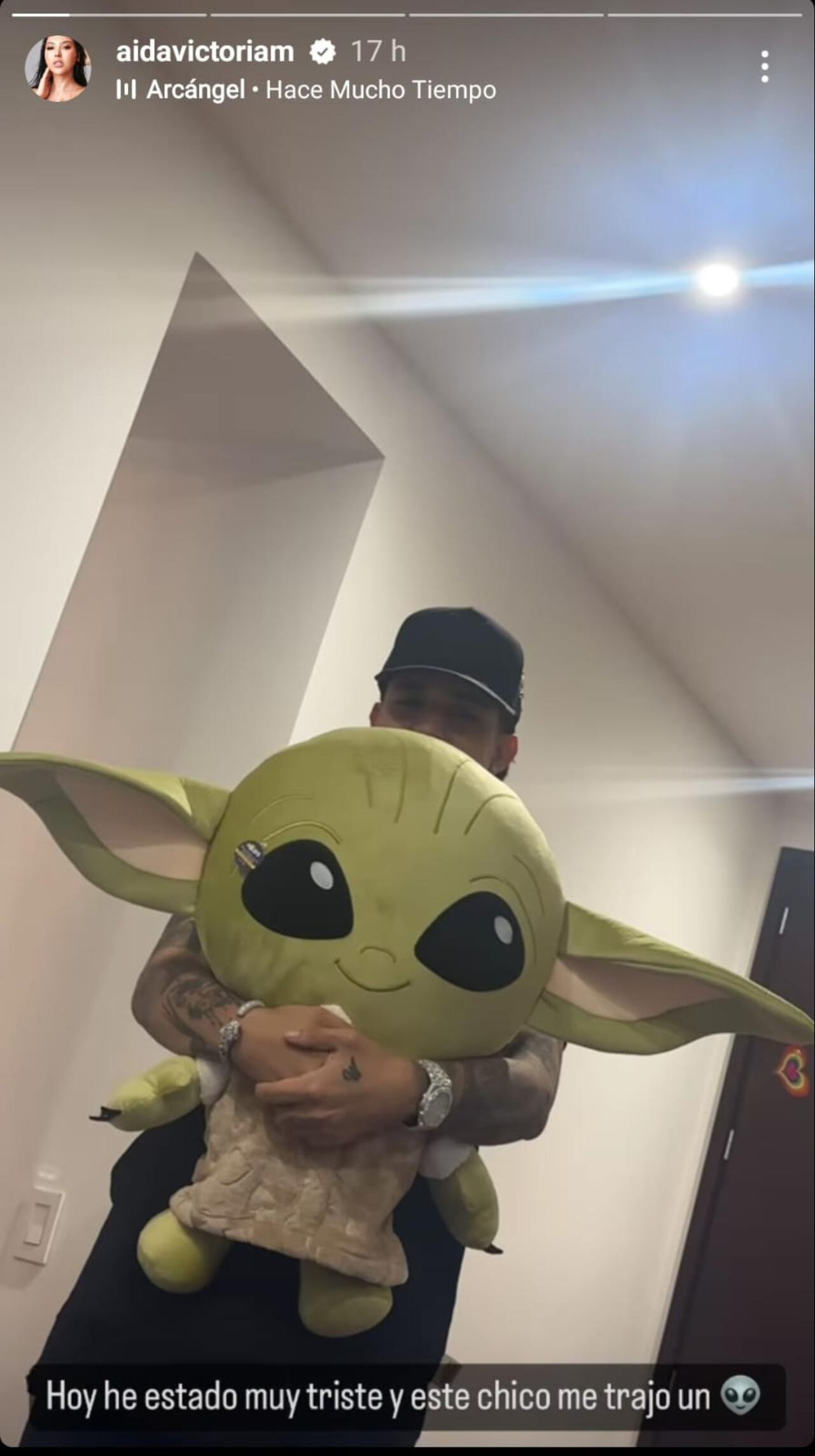 Westcol, novio de Aida Victoria Merlano, le regaló un peluche para que no se sintiera mal.