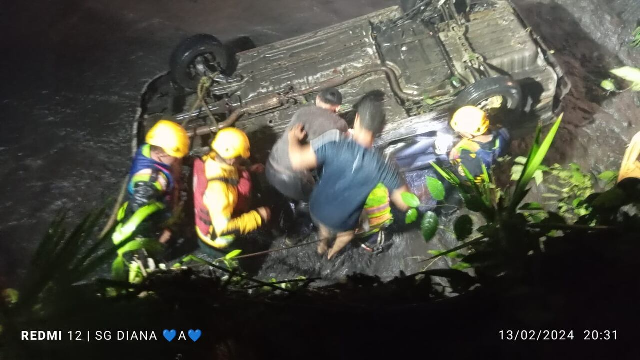 “De manera inmediata se hizo la activación de bomberos del municipio de Villeta, el cual hace el rescate de estas dos personas afortunadamente con vida”, detalló Farfán.