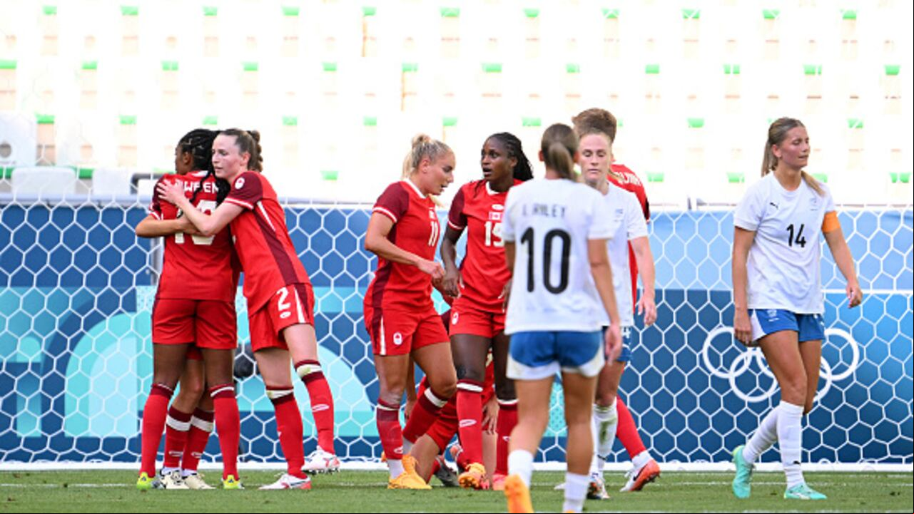 Cloe Lacasse #6 del equipo de Canadá celebra el primer gol de su equipo con sus compañeras de equipo durante el partido del grupo A femenino entre Canadá y Nueva Zelanda durante los Juegos Olímpicos de París 2024 en el Stade Geoffroy-Guichard el 25 de julio de 2024 en Saint-Etienne, Francia.
