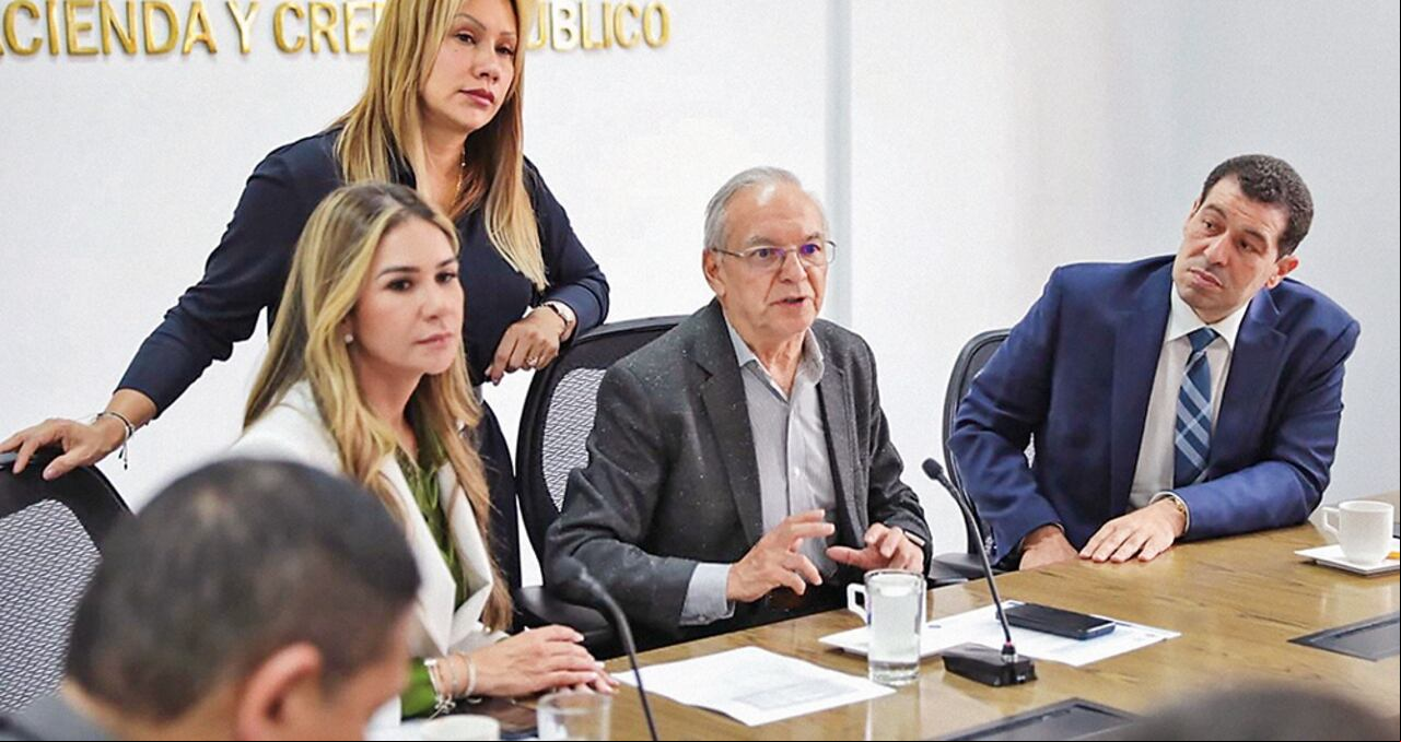 El 20 de febrero, el senador José Alfredo Gnecco se reunió con el ministro de Hacienda, Ricardo Bonilla, y la gobernadora del Cesar, Elvia Milena Sanjuán. En la foto aparece la saliente alta consejera para las Regiones, Sandra Ortiz.