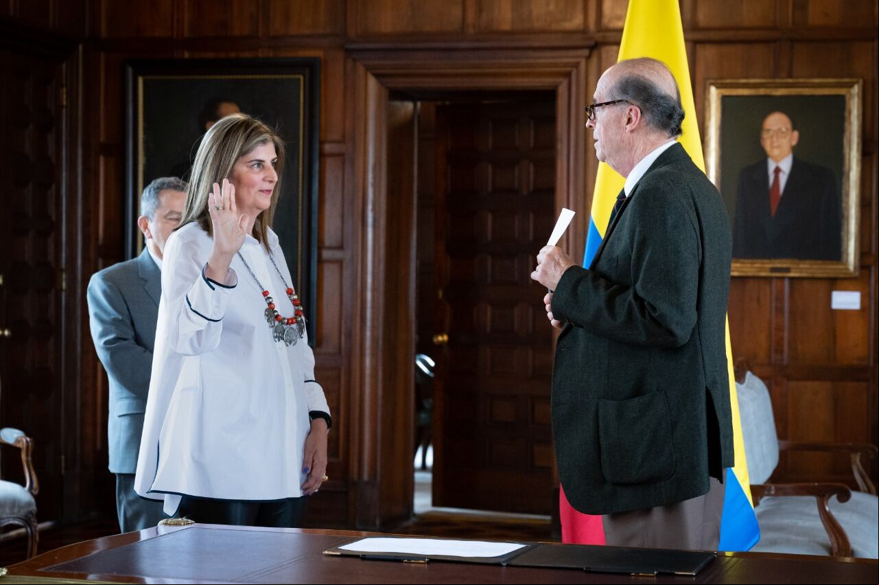 Canciller Álvaro Leyva posesiona a Laura Gil