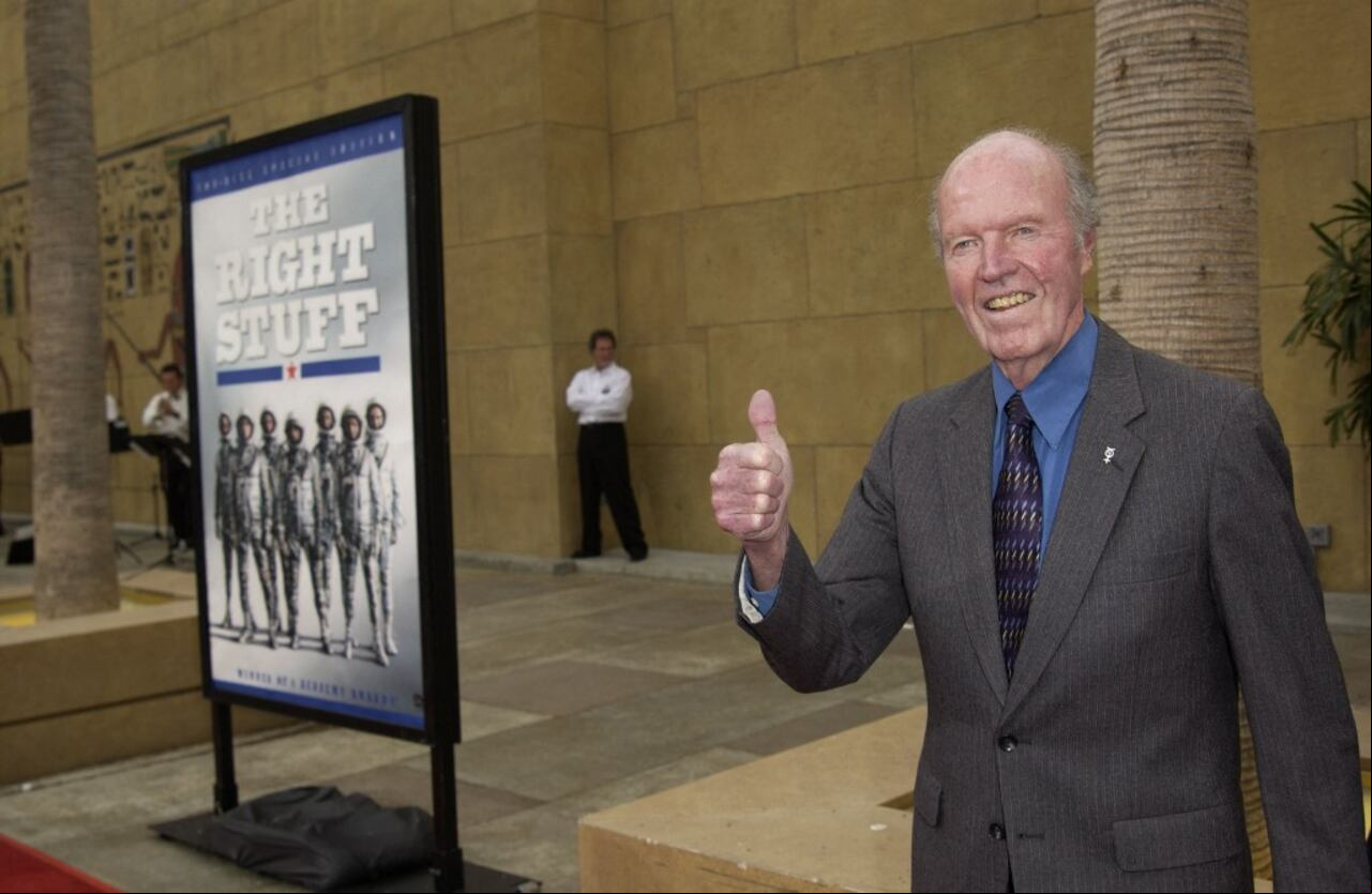 El coronel Gordon L. Cooper asiste a una proyección especial del vigésimo aniversario y lanzamiento en DVD de "The Right Stuff" en el Teatro Egipcio el 9 de junio de 2003 en Hollywood, California. Getty Images vía AFP
