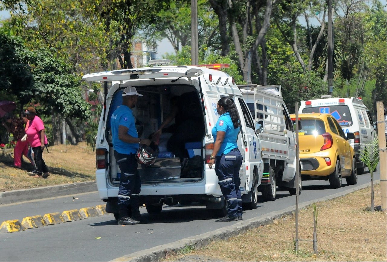 Cali: Cada vez son más frecuentes los accidentes en la ciudad por imprudencia de ambulancia, entre otras el uso indebido del carril del Mío. En lo corrido del año ya van más de 10, en esta ocasión un ciclista fue la víctima mortal.