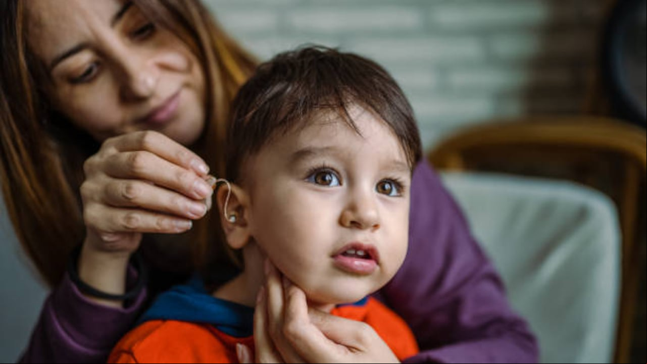 Tener un hijo con pérdida auditiva es un trabajo retador, como también lo es ser madre con esa condición de discapacidad.