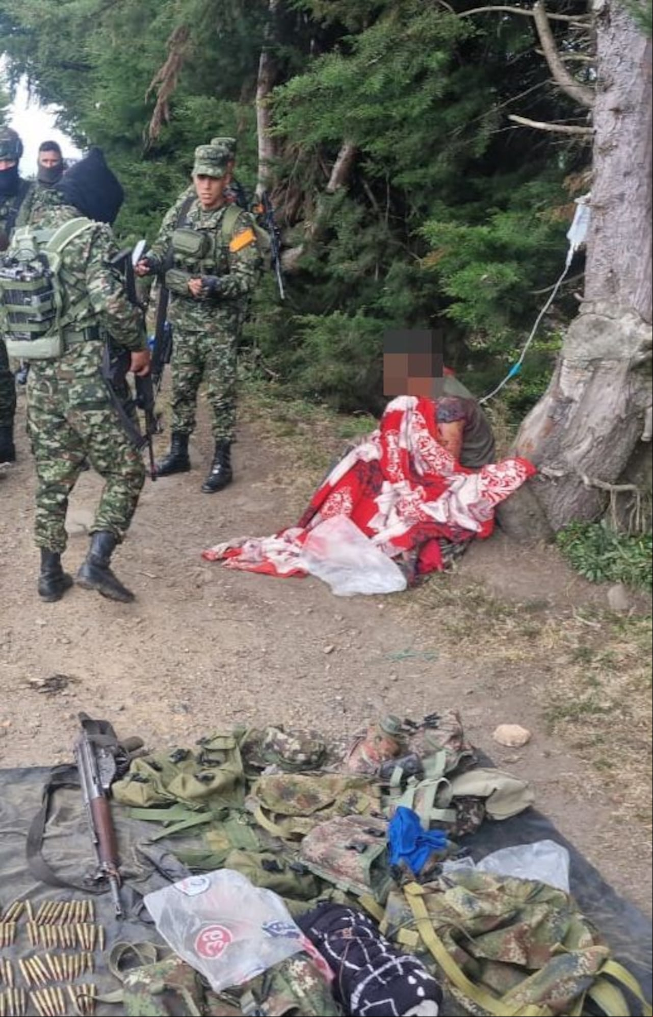 Veinticinco familias indígenas se vieron obligadas a salir de sus territorios para después desplazarse hacia el casco urbano del municipio de Totoró, Cauca, a raíz de los intensos combates que se registraron en la zona rural de esta población del oriente del departamento entre el Ejército y disidencias de las Farc.
Como bien informaron representantes comuneros del pueblo totoroéz, el pasado miércoles 4 de septiembre los integrantes de este grupo armado al margen de la ley buscaban realizar un retén ilegal en el sector de San Pedro de la vía que comunica este municipio con el departamento del Huila o Transversal de El Libertador.
“Estos sujetos pretendían instalar un retén ilegal sobre una de las vías de este municipio. La reacción de las tropas impidió este propósito criminal, permitiendo la captura de dos integrantes de esta disidencia y la recuperación de un menor de edad, quienes resultaron heridos tras los combates que propiciaron ante los soldados desplegados en esta zona”, informó el Ejército.
A raíz de estos enfrentamientos, que se extendieron por varias horas del día, las familias del resguardo de Totoró, ubicado en el municipio del mismo nombre, se vieron obligadas primero a esconderse en sus viviendas y luego, por el temor a nuevos combates, a salir de su territorio.
“Manifestamos nuestra más profunda indignación y rechazo ante los recientes hechos de violencia que han golpeado nuestro territorio ancestral, particularmente en la vereda San Pedro. Este lamentable suceso no solo convierte nuestro territorio en un campo de batalla, sino que coloca a nuestra comunidad de la parte alta en una situación de confinamiento forzado, restringiendo gravemente su movilidad y poniendo en riesgo su vida y su bienestar”, denunciaron los representantes de esta comunidad ancestral.
Aunque los choques armados terminaron, los pobladores de la zona aún se encuentran temerosos por la presencia de actores armados, especialmente de los integrantes del frente disidente Dagoberto Ramos de las Farc. Estos últimos, además, están en abierta confrontación con guerrilleros del Ejército de Liberación Nacional, Eln, grupo armado que también llegó a esta zona del oriente caucano.
En contraste con esa denuncia, está la versión del Ejército. Los integrantes de esta institución indicaron que también se logró la incautación de dos fusiles, artefactos explosivos improvisados, municiones de diferentes calibres y material de intendencia. Los tres sujetos capturados quedaron a disposición de las autoridades competentes.
En relación con el menor, se iniciará el proceso de restablecimiento de sus derechos ante el Instituto Colombiano de Bienestar Familiar, Icbf, luego de recibir atención médica.
“El despliegue militar que mantiene la Tercera División a través de sus unidades militares continuará en todo el departamento, redoblando esfuerzos junto a la Fuerza Pública y las autoridades regionales en contra del accionar delictivo de grupos armados ilegales en la región”, agregó el Ejército.