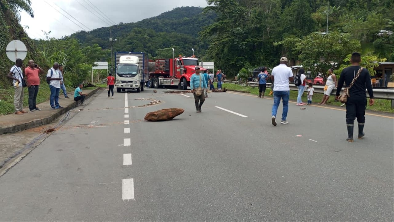 Bloqueo en La Delfina en la vía Buenaventura - Loboguerrero