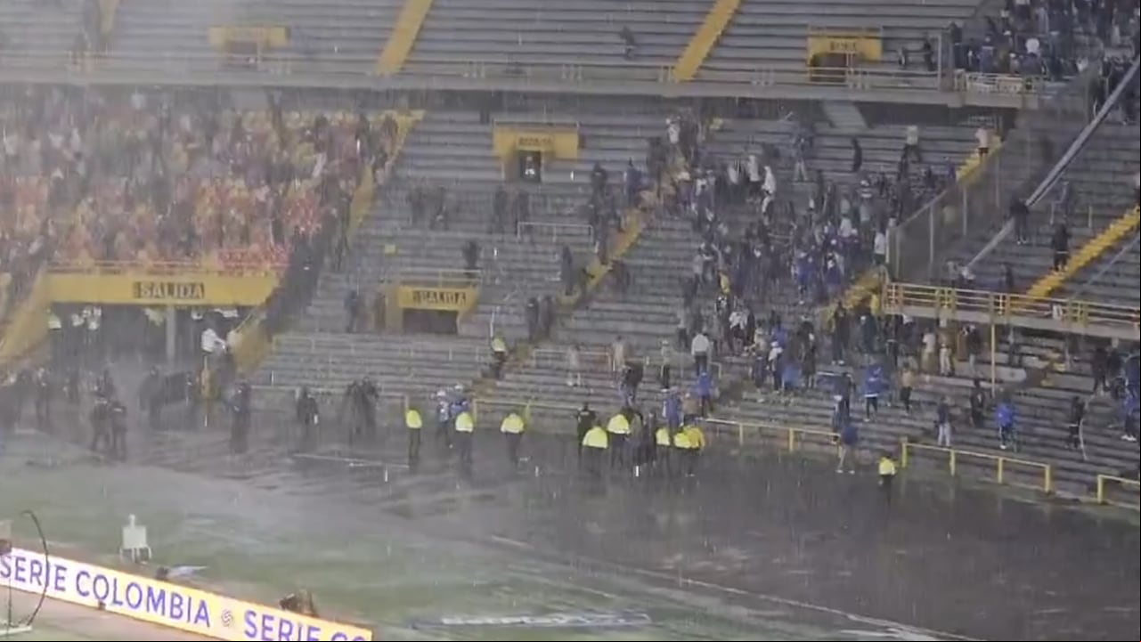 Enfrentamientos entre hinchas de América y Millonarios en El Campín.