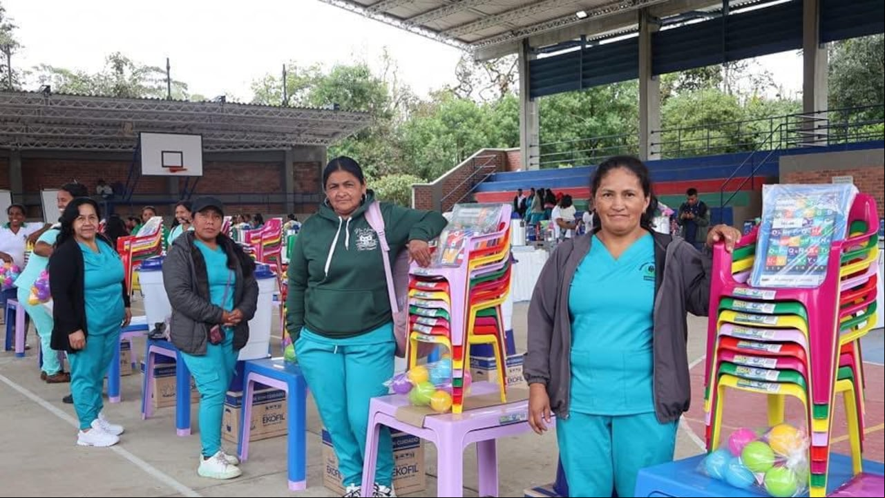 En Cajibío, Cauca, se realizó una entrega de mobiliario y equipos a hogares comunitarios con el objetivo de mejorar los entornos pedagógicos y crear espacios seguros y protectores para la primera infancia de esta zona del Cauca.