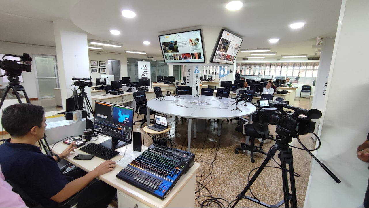 Preparativos para la transmisión desde la redacción de El País de la mesa ciudadana desafíos del área metropolitana en el suroccidente colombiano.