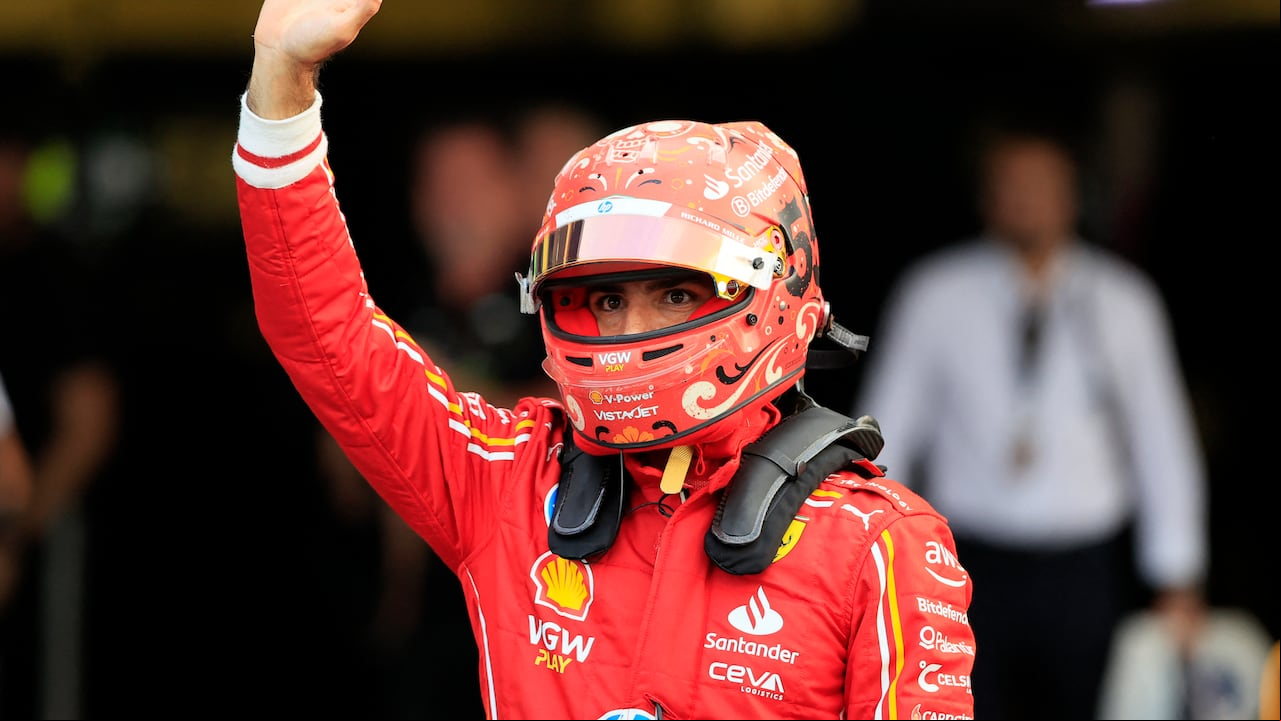 El piloto español de Ferrari, Carlos Sainz, saluda tras conseguir la pole position en la sesión de clasificación del Gran Premio de Fórmula Uno Ciudad de México.