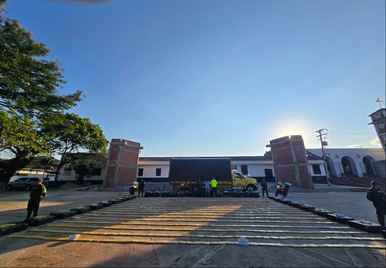El conductor del camión que movilizaba este cargamento de marihuana puede enfrentar una condena que superaría los diez años de prisión, indicó la Policía.