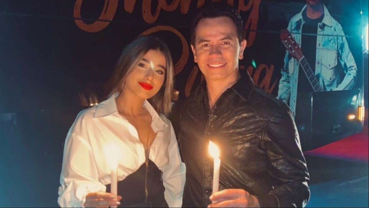 Jhonny Rivera y Jenny López se dieron su primer beso en público y así reaccionaron en redes