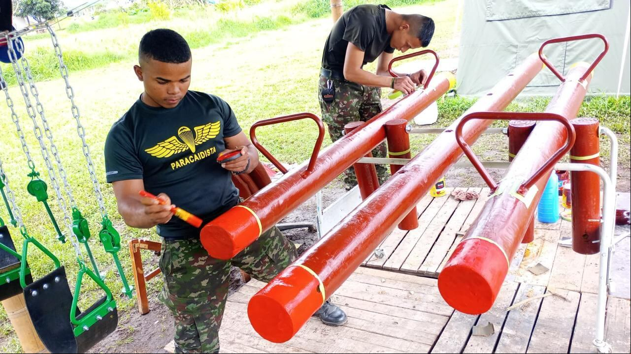 Los militares cumplen la misión de contribuir al fortalecimiento del tejido social entre las comunidades campesinas de la zona rural de Argelia, Cauca, esto como forma de quitarle terreno a los grupos armados al margen de la ley.