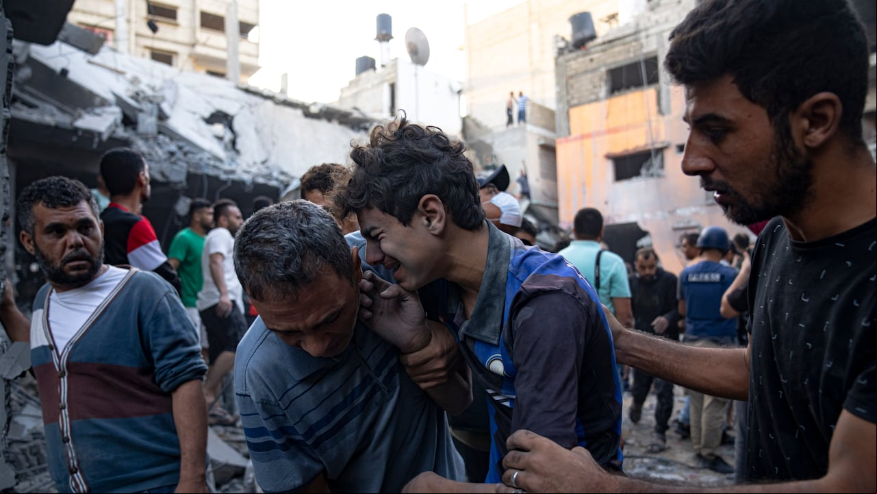 Palestinos luego de un bombardeo israelí en Khan Younis, Franja de Gaza.