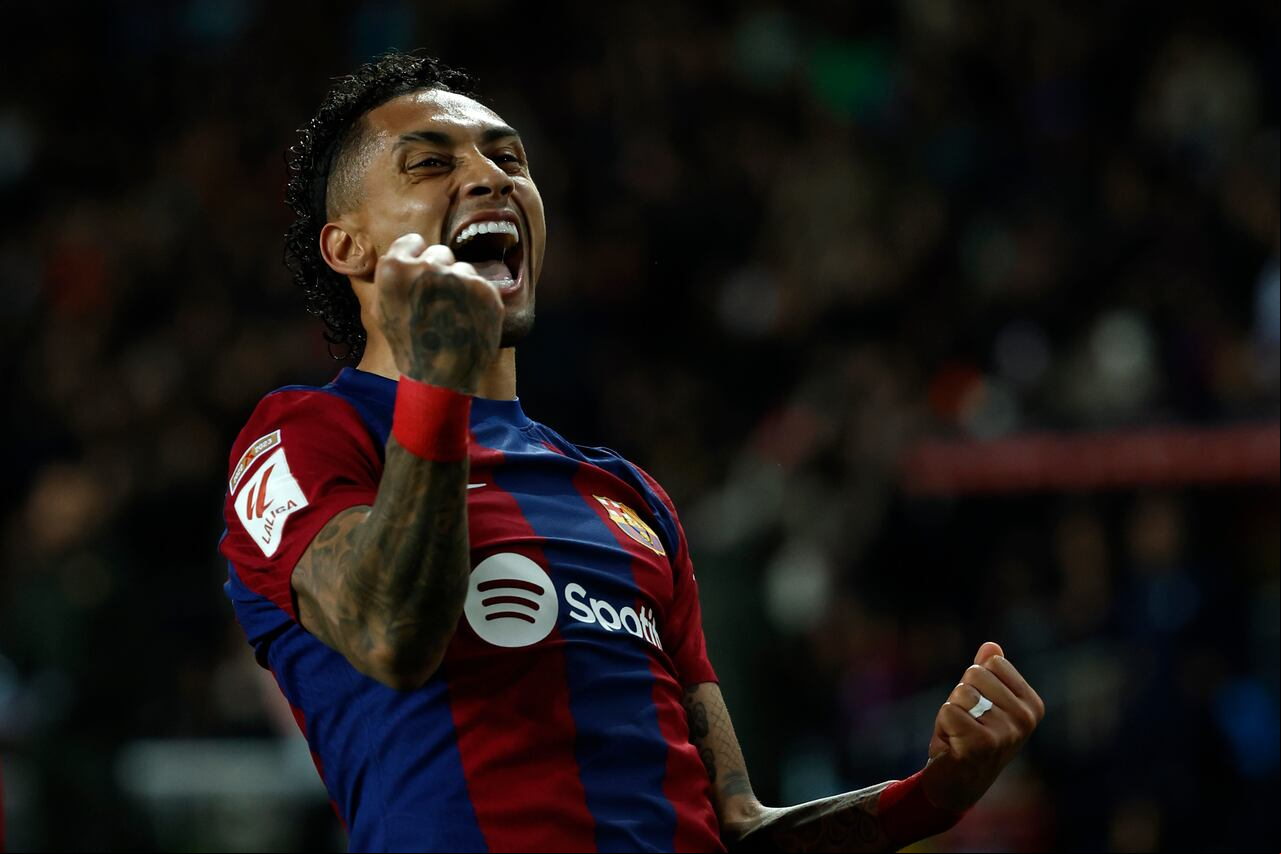 Raphinha de Barcelona celebra después de anotar el primer gol de su equipo durante un partido de fútbol de la Liga española entre Barcelona y Las Palmas en el estadio Olímpico Lluis Companys en Barcelona, España, el sábado 30 de marzo de 2024. (Foto AP/Joan Monfort)