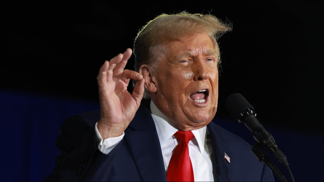 "En el primer día de nuestra nueva istración, cerraremos la frontera, detendremos la invasión y enviaremos a los extranjeros ilegales de Joe Biden de vuelta a casa, donde pertenecen. Tenemos que echarlos", amenazó Trump este viernes.