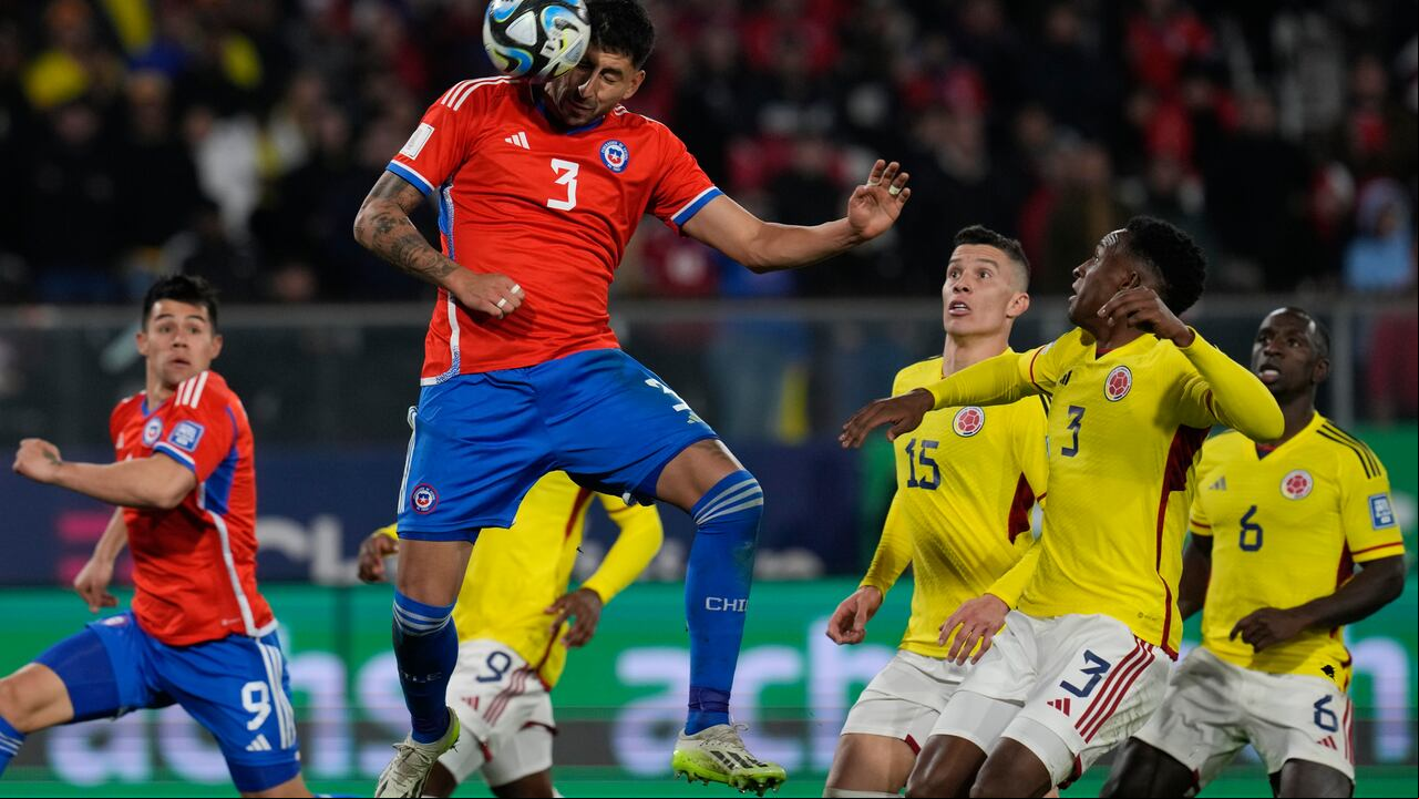 El defensa chileno Guillermo Maripán marca un gol de cabeza, que luego fue anulado por el VAR, en el parido Chile Vs. Colombia en las Eliminatorias Sudamericanas 2026.