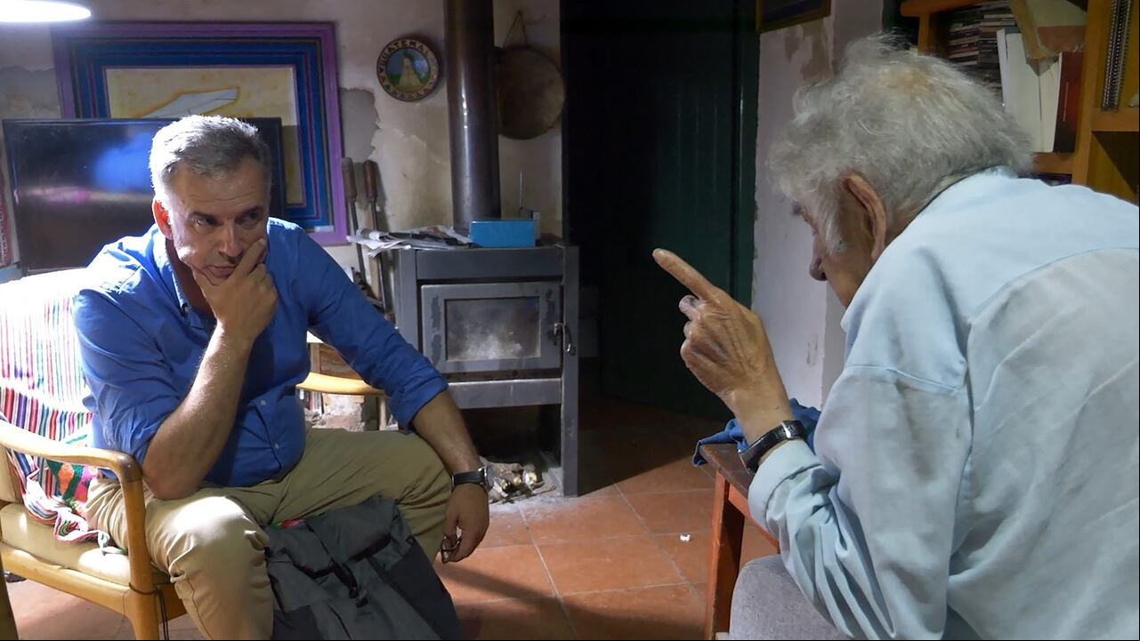 El presidente electo de Uruguay, Yamandu Orsi (izq.), escuchando al expresidente de Uruguay (2010-2015), José Mujica.